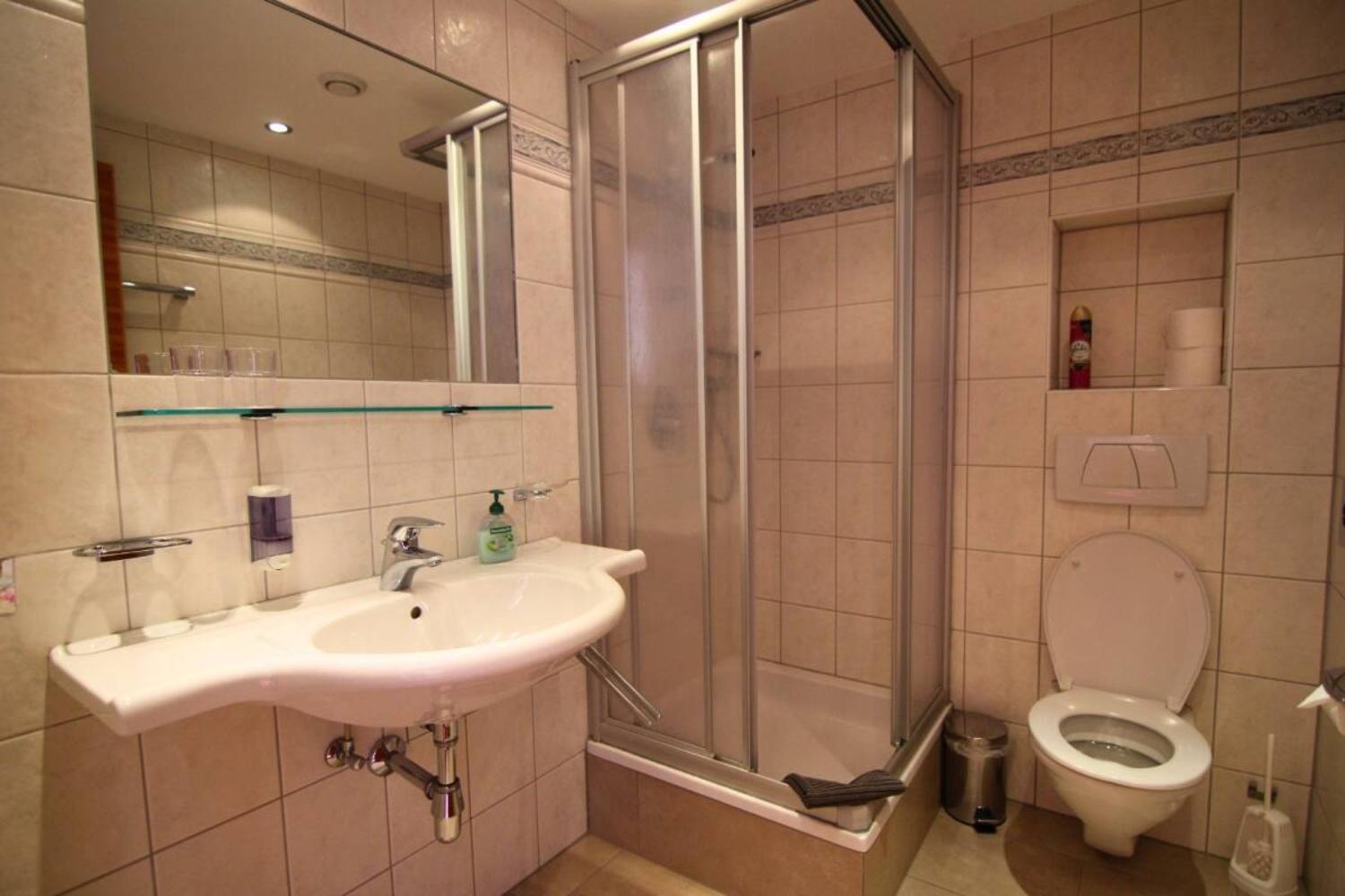14-scalewidthwzeymdbd-catered-chalet-tirolerhof-apart-serfaus-douche-1467295
