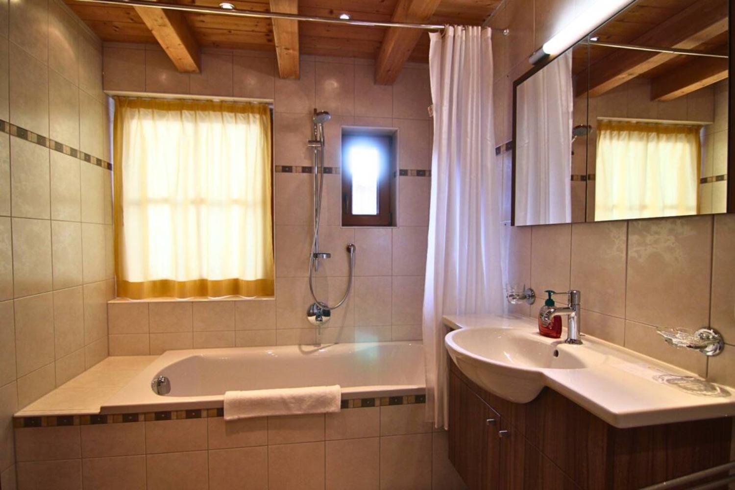 14-v2-scalewidthwzeymdbd-catered-chalet-anna-maria-sankt-anton-badkamer-1466818