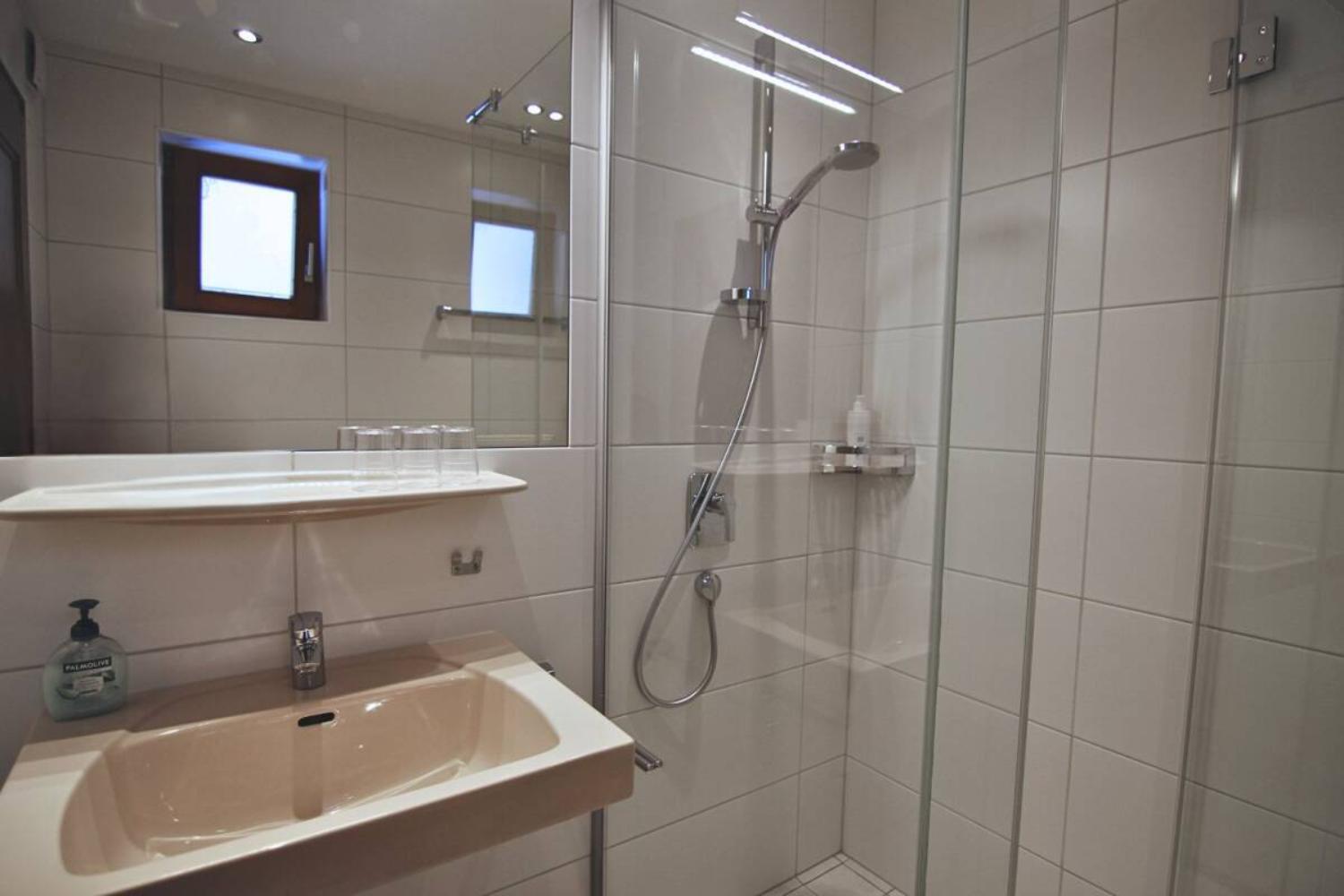 15-scalewidthwzeymdbd-catered-chalet-gretl-serfaus-badkamer-1467017