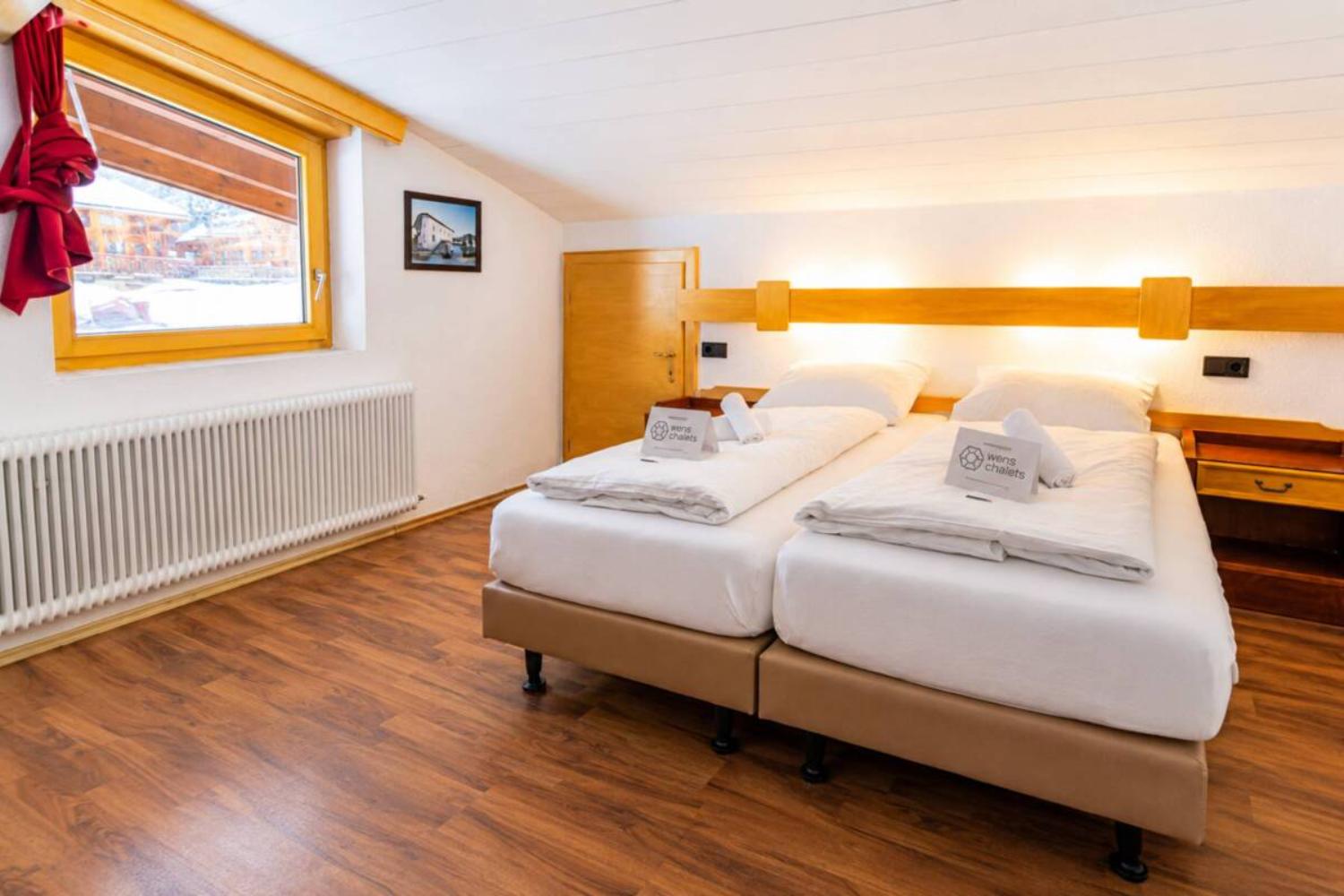 16-scalewidthwzeymdbd-catered-chalet-alber-sankt-anton-slaapkamer-met-gouden-tinten-1466744