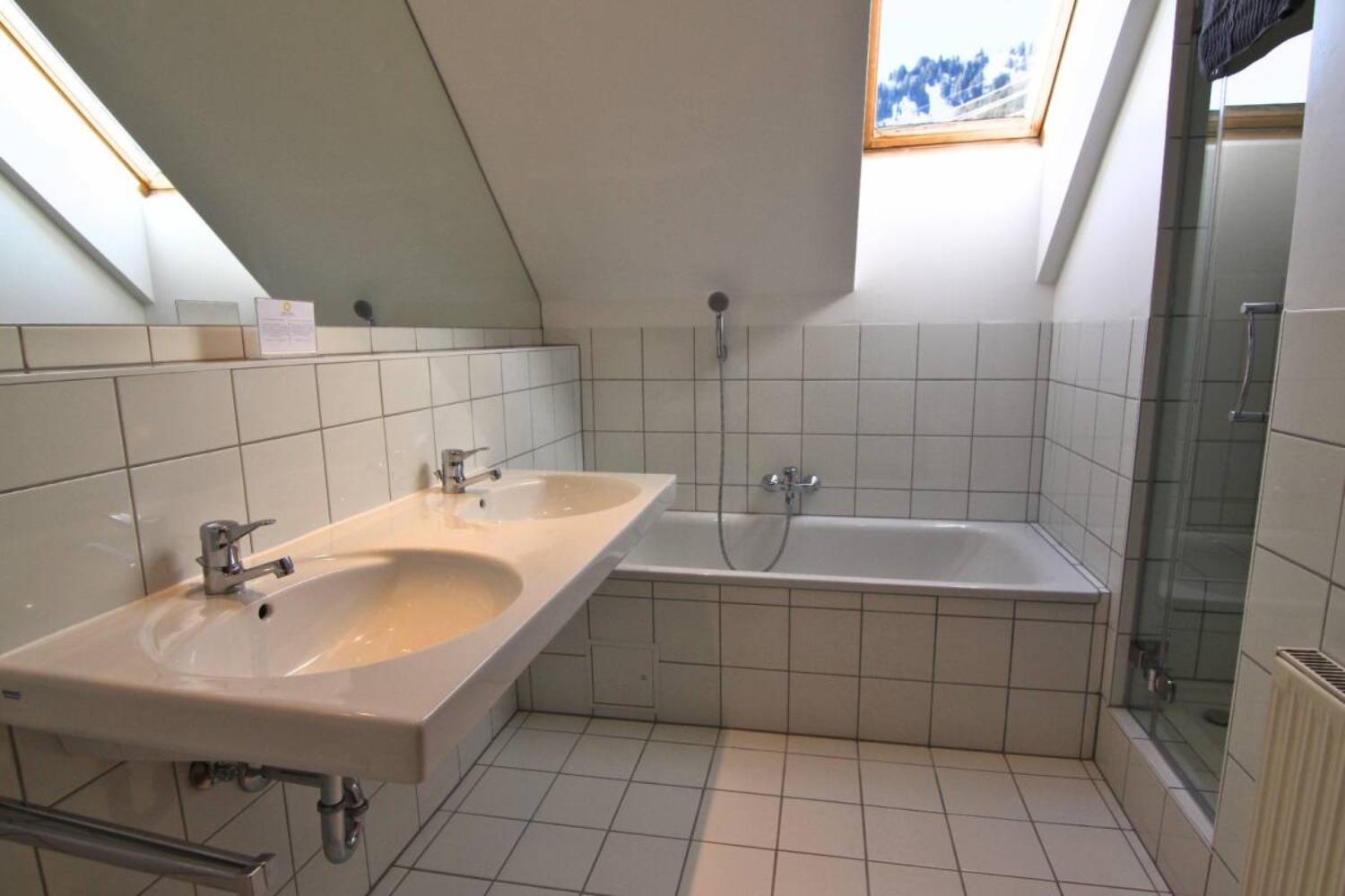 16-scalewidthwzeymdbd-catered-chalet-levett-sankt-anton-badkamer-met-bad-1467130
