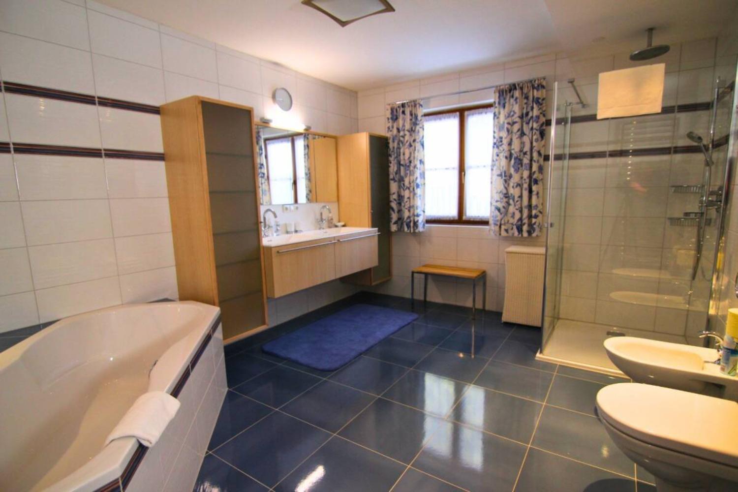 17-scalewidthwzeymdbd-catered-chalet-anna-maria-sankt-anton-grote-badkamer-1466821