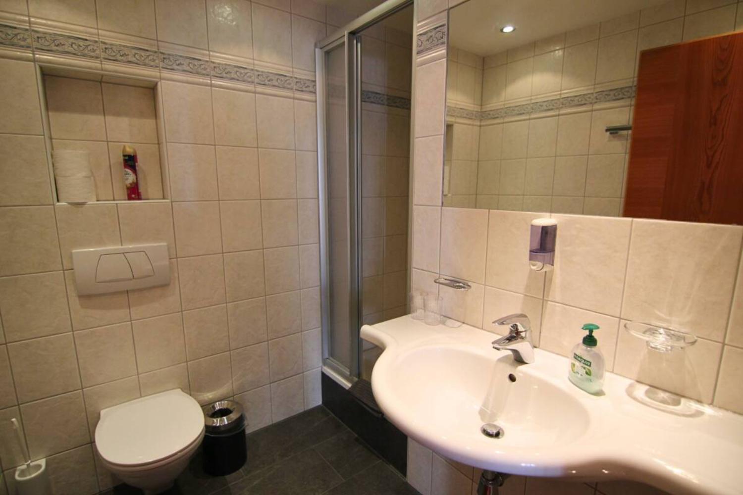 17-scalewidthwzeymdbd-catered-chalet-tirolerhof-apart-serfaus-badkamer-1467298