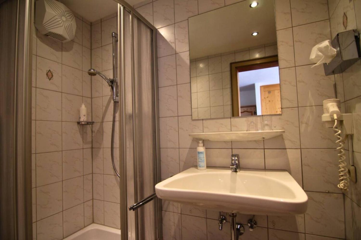17-scalewidthwzeymdbd-catered-chalet-tirolerhof-serfaus-badkamer-1467271