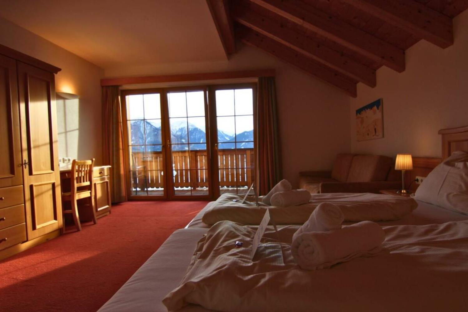 17-v2-scalewidthwzeymdbd-catered-chalet-kelle-fiss-serfaus-kamer-met-balkon-1467074