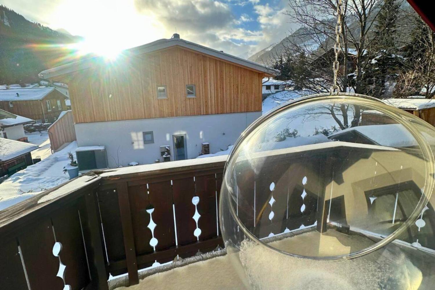 18-scalewidthwzeymdbd-catered-chalet-anna-maria-sankt-anton-hangstoel-balkon-1466823
