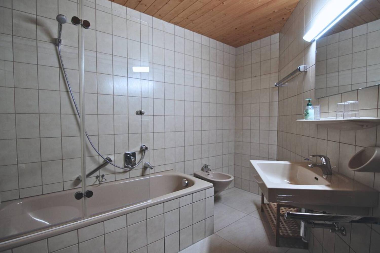18-scalewidthwzeymdbd-catered-chalet-gretl-serfaus-badkamer-met-bad-1467020