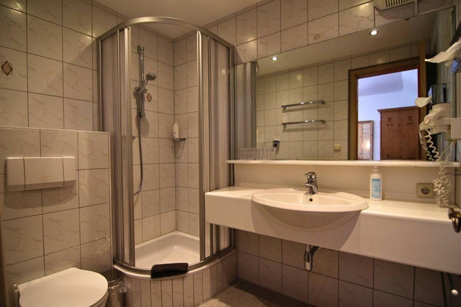 19-scalewidthwzeymdbd-catered-chalet-tirolerhof-serfaus-badkamer-1467273