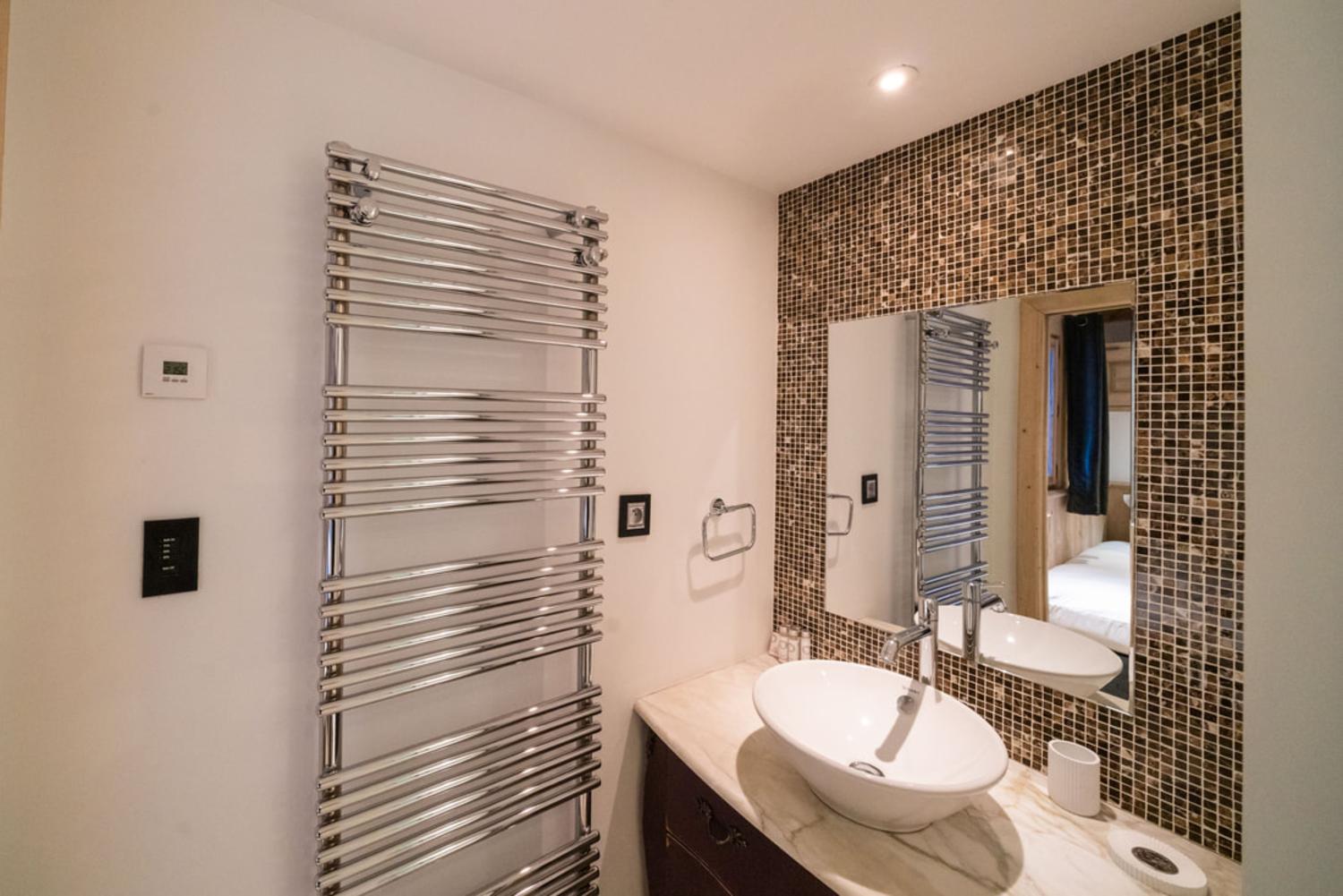 1b9e1b8f-b644-4ed3-b7c9-b59e8f1e7c24-1451326