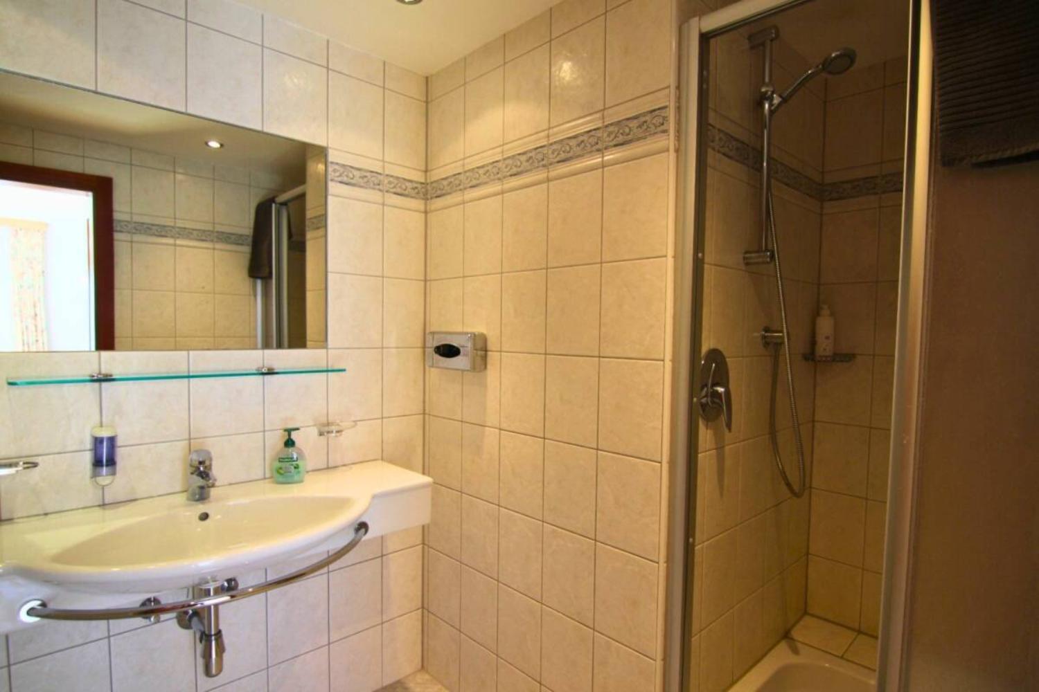 20-scalewidthwzeymdbd-catered-chalet-tirolerhof-apart-serfaus-badkamer-1467301