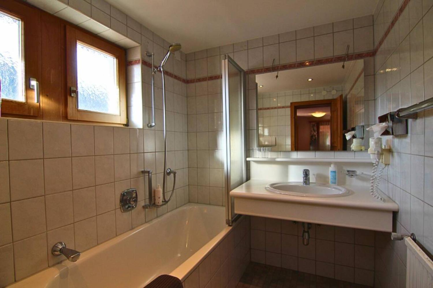 21-scalewidthwzeymdbd-catered-chalet-tirolerhof-serfaus-badkamer-1467275
