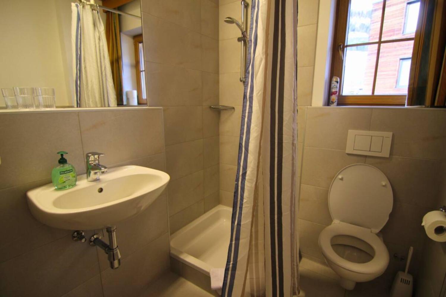 21-v2-scalewidthwzeymdbd-catered-chalet-kelle-fiss-badkamer-1467077