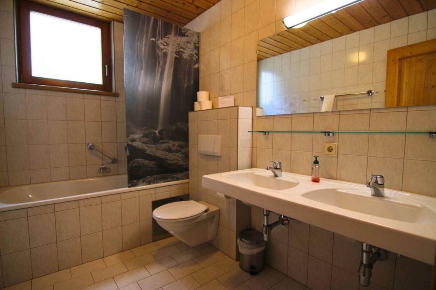 27-scalewidthwzeymdbd-catered-chalet-elfriede-fiss-badkamer-appartement-c-1466970