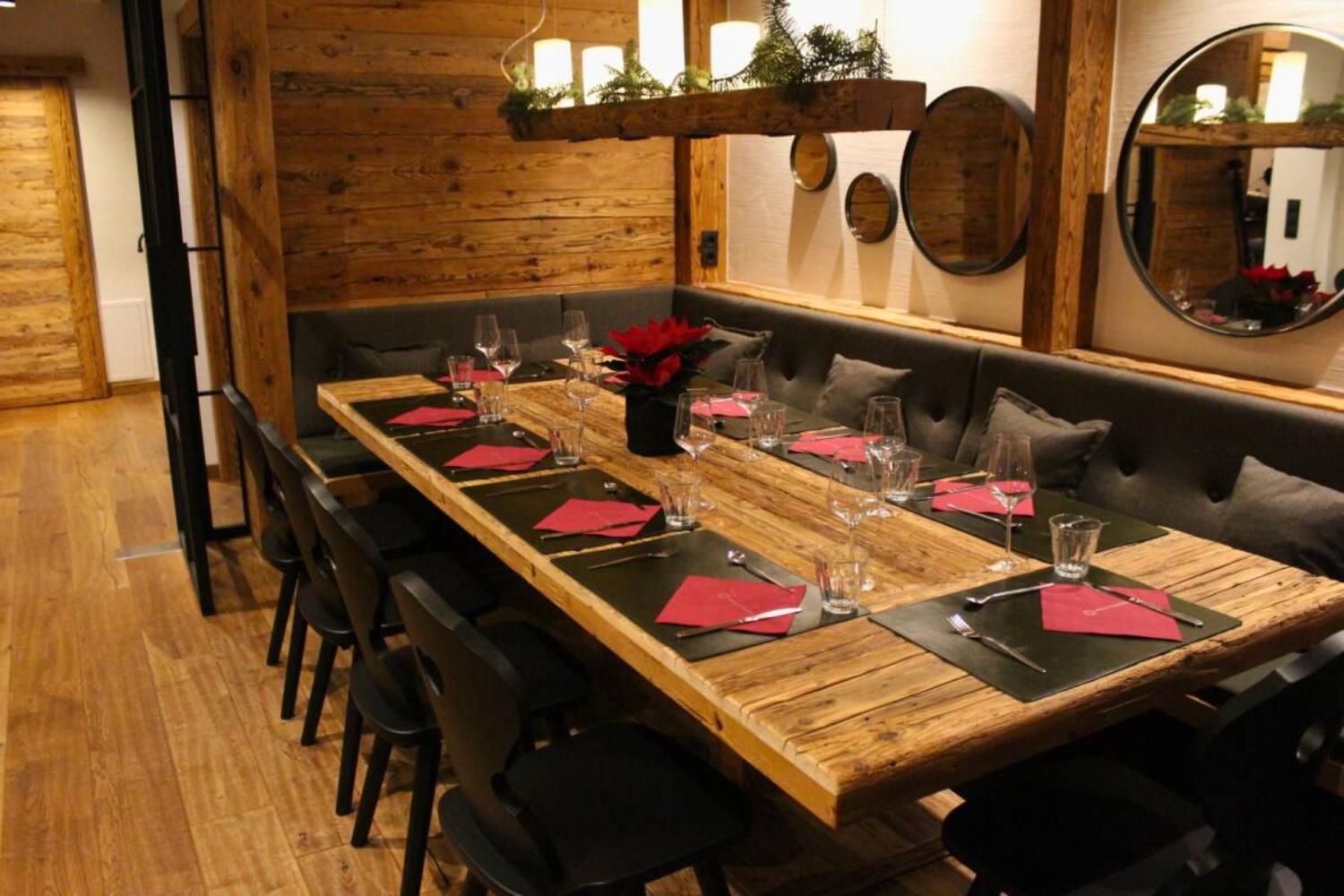 4-catered-chalet-lodge-of-joy-wagrain-flachau-diner-scalewidthwzeymdbd-1467041