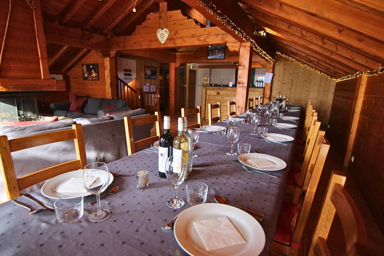 4-chalet-in-de-wolken-les-menuires-dinertafel-scalewidthwzeymdbd-1466628