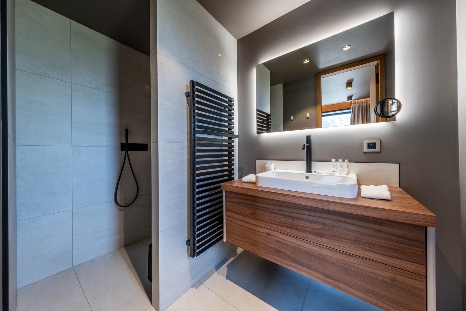 4abb43d0-f470-48b4-a2ea-221a03fa9f00-1451363