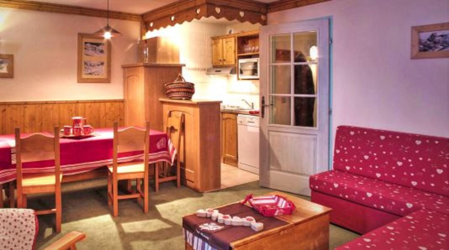 5682842-cheval-blanc-8-person-apartment-living-room-1450297