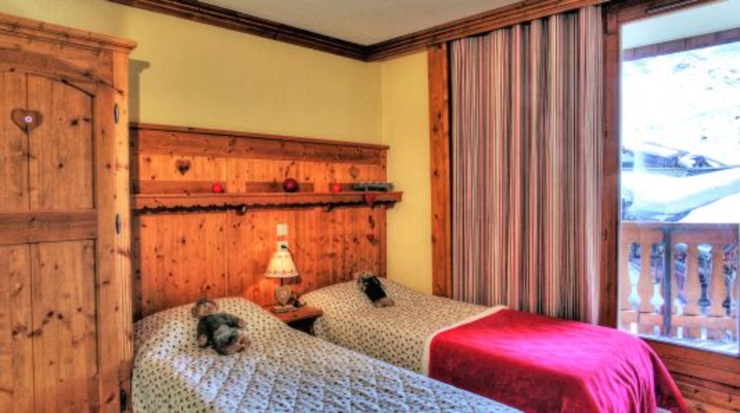 5682845-cheval-blanc-8-person-apartment-bedroom-1450299