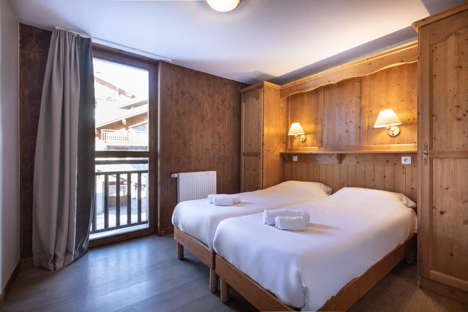 6-059-lesbalcons-apt357-10-12pers-c-reyboz-1462971