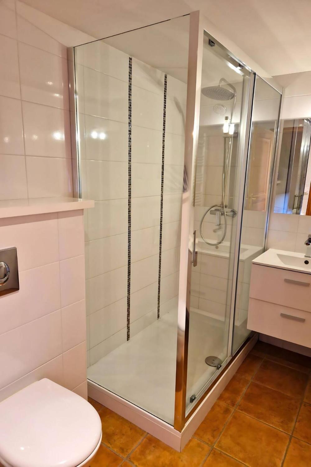 6-chalet-in-de-wolken-les-menuires-teepersoonsbadkamer-1-scalewidthwzeymdbd-1466630