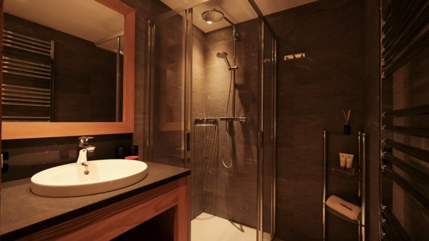 6105219-chalet-monte-corona-bathroom-1267182