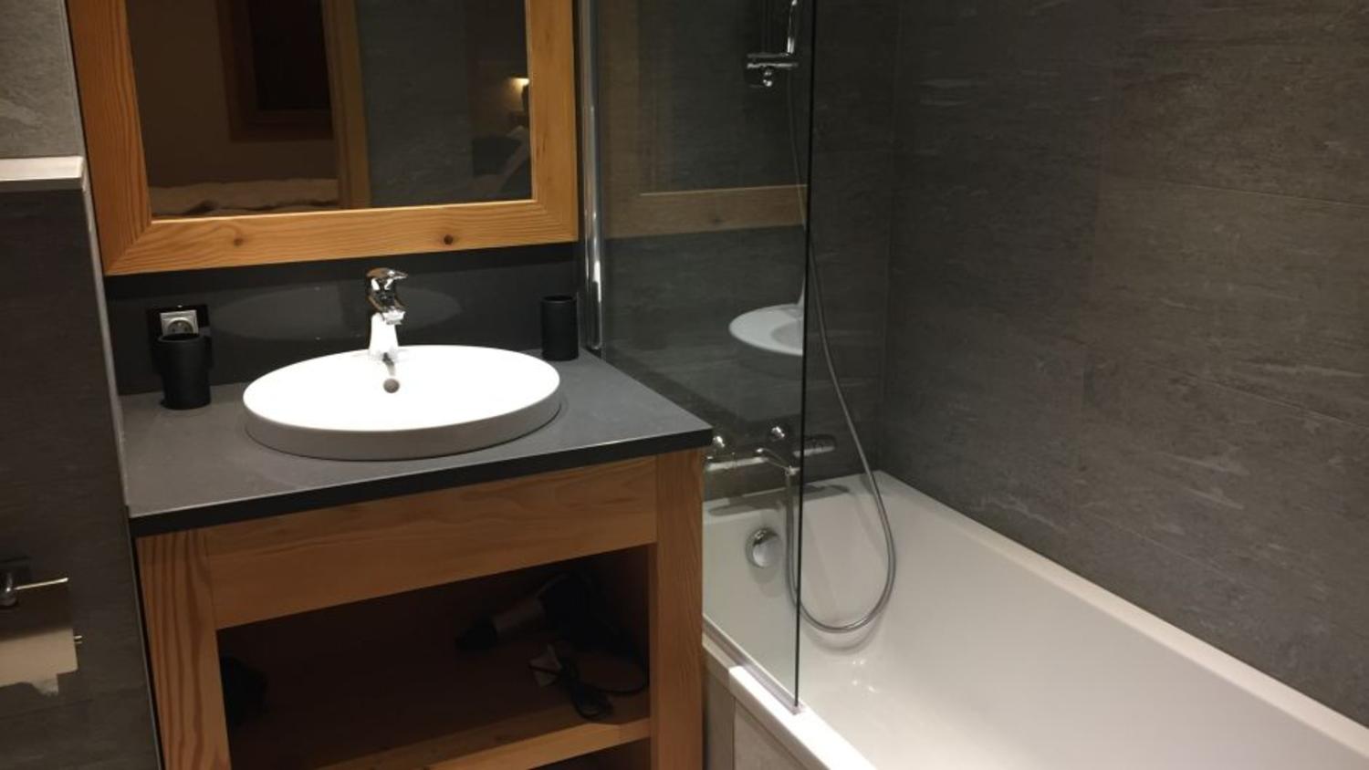 6105222-chalet-monte-corona-bathroom-1267186