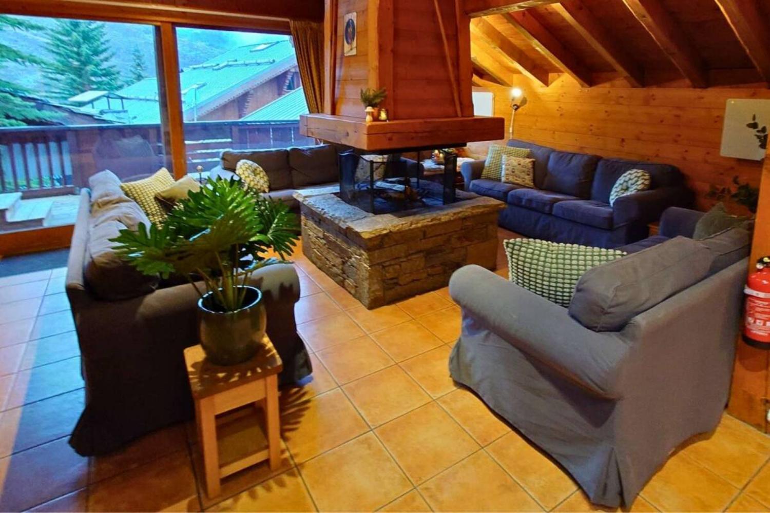 7-catered-chalet-in-de-wolken-les-menuires-open-haard-1-v3-scalewidthwzeymdbd-1466631
