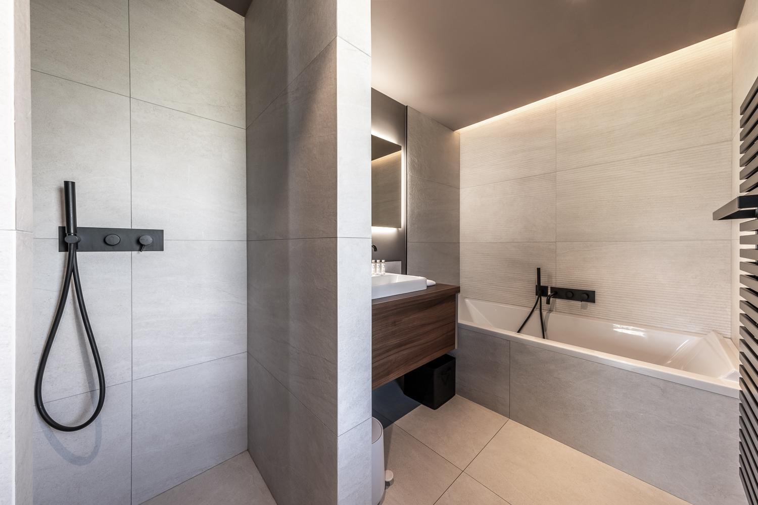 7575ae5c-c633-4f50-9281-5181a38f9362-1451368