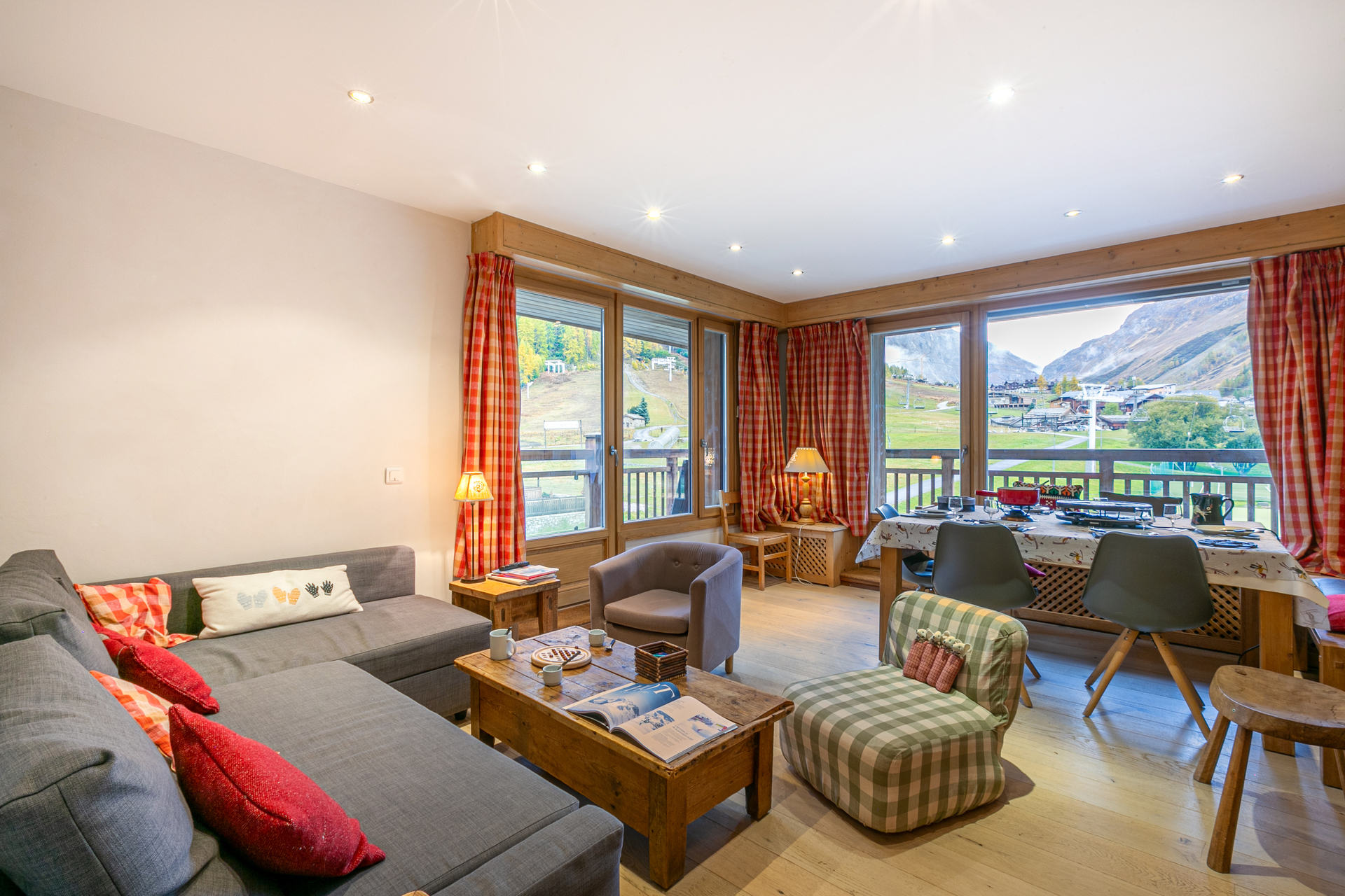 _lv_images__lot_0000010012_01_1456913