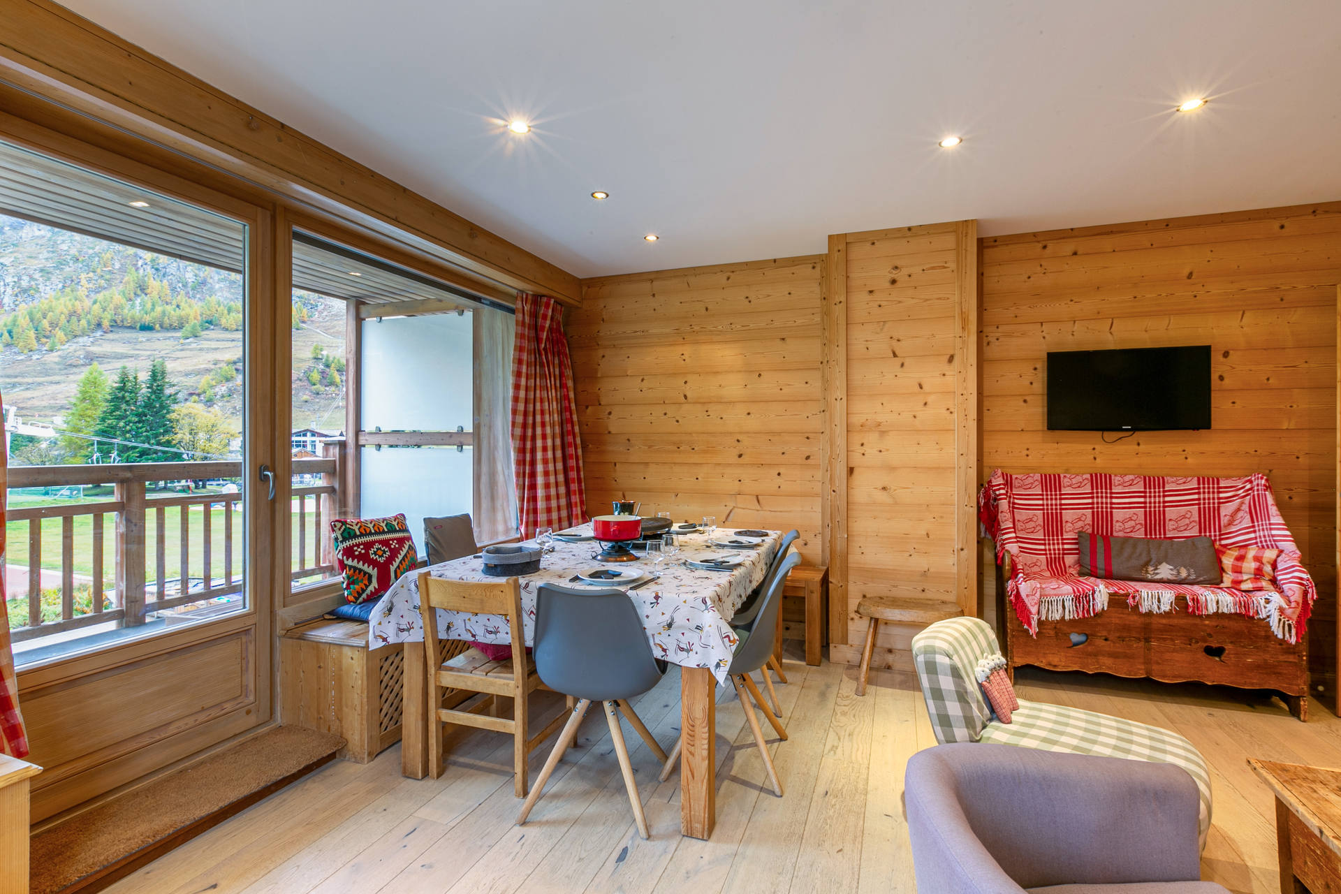 _lv_images__lot_0000010012_02_1456914