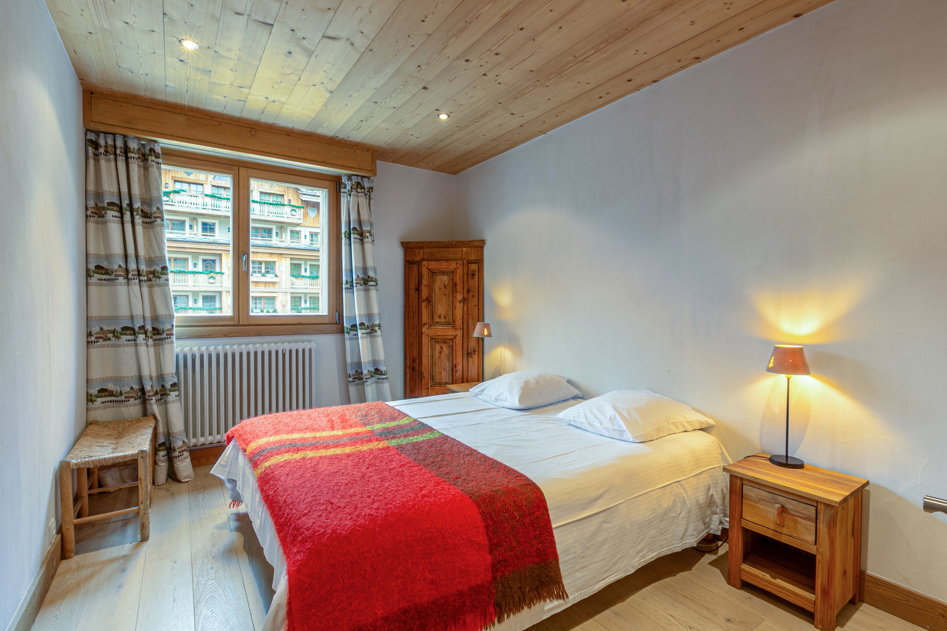 _lv_images__lot_0000010012_05_1456917