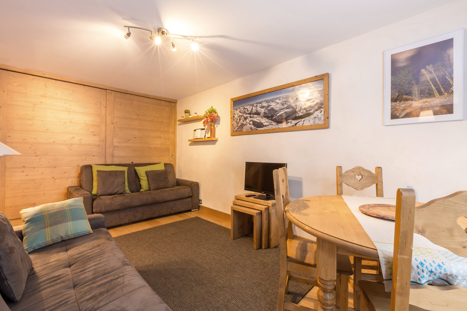 _lv_images__lot_0000230018_02_1457130