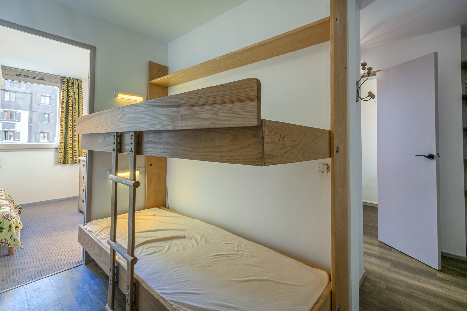 _lv_images__lot_0000810091_06_1457103