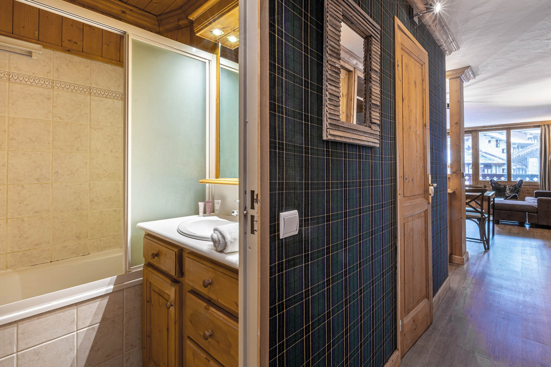 _lv_images__lot_0000810100_06_1456596