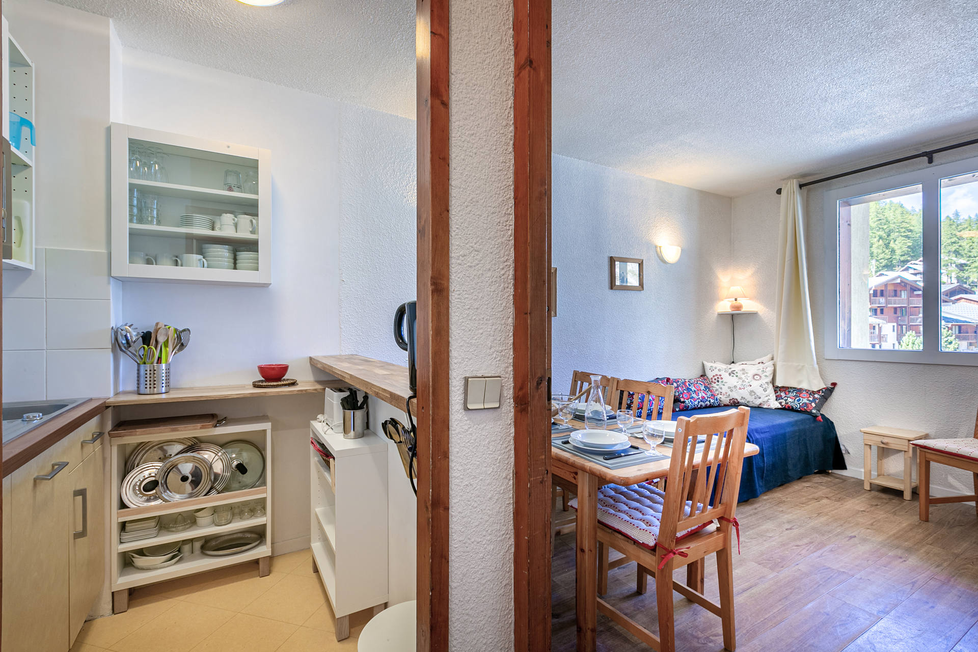 _lv_images__lot_0000940083_04_1457240