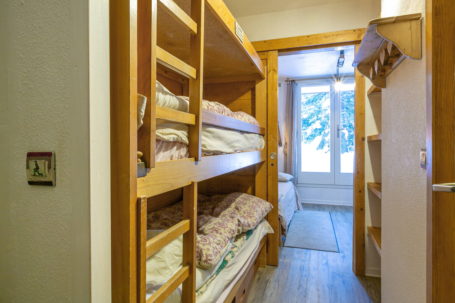 _lv_images__lot_0000950010_05_1458442