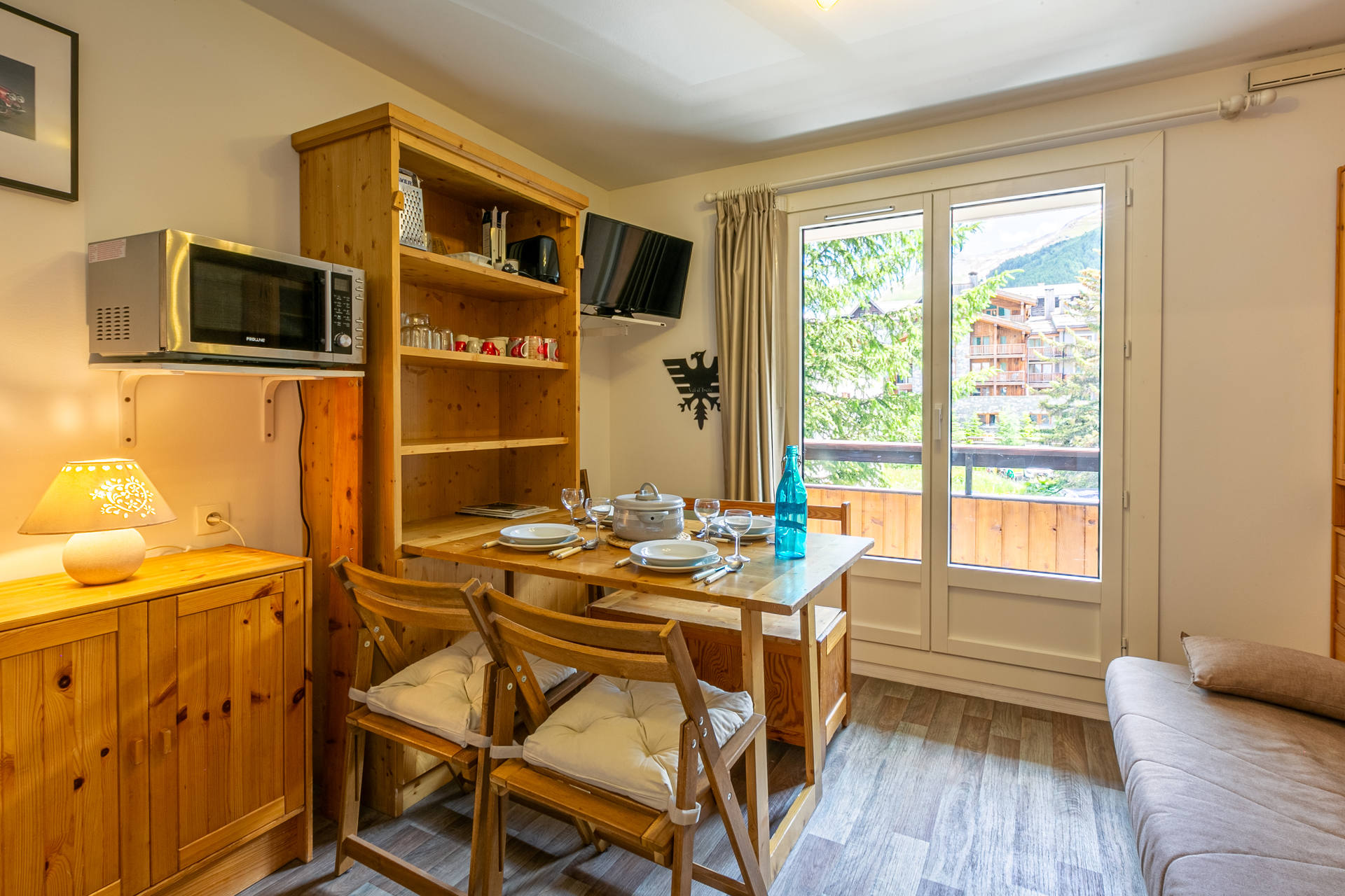 _lv_images__lot_0000950023_01_1458378