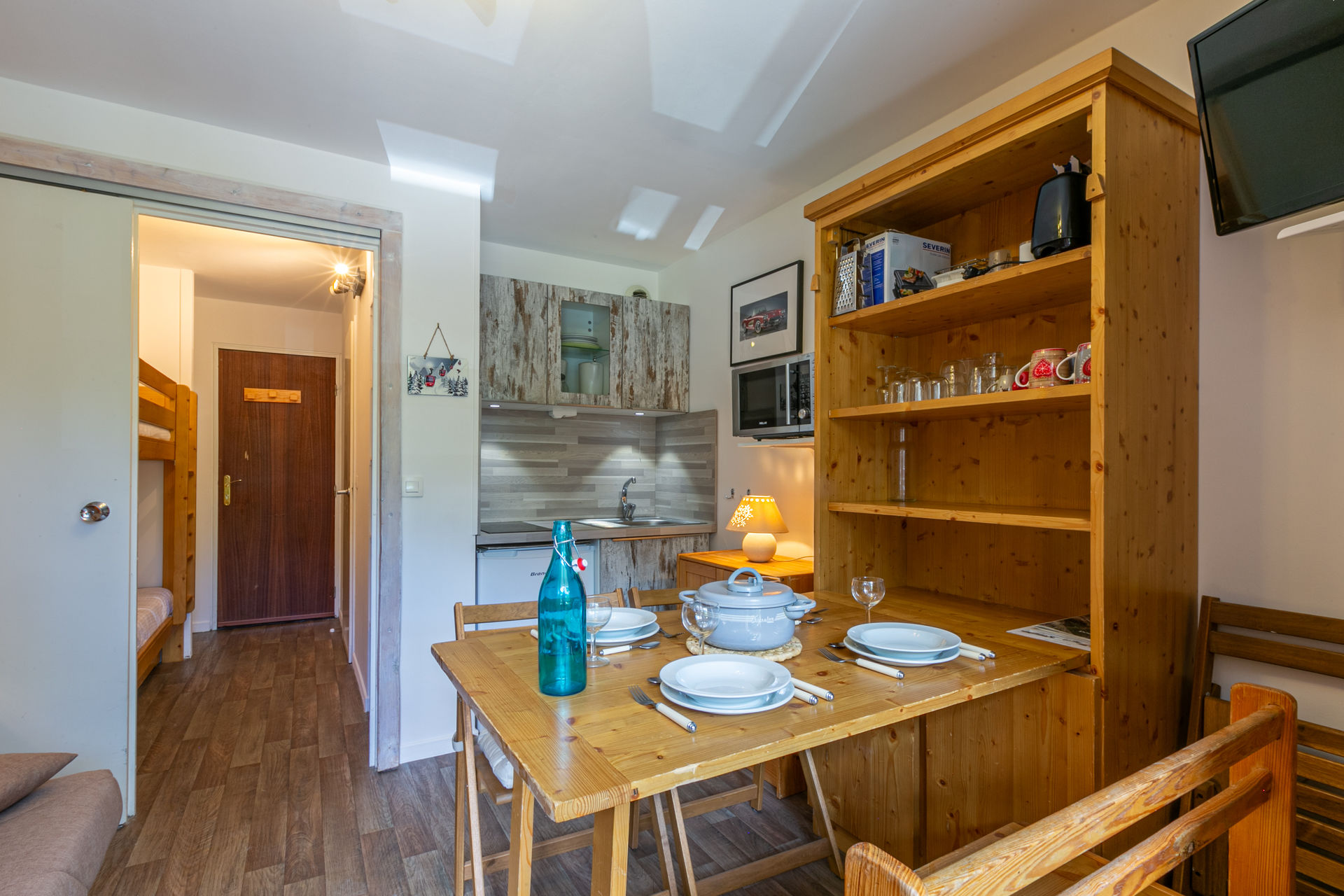 _lv_images__lot_0000950023_02_1458379