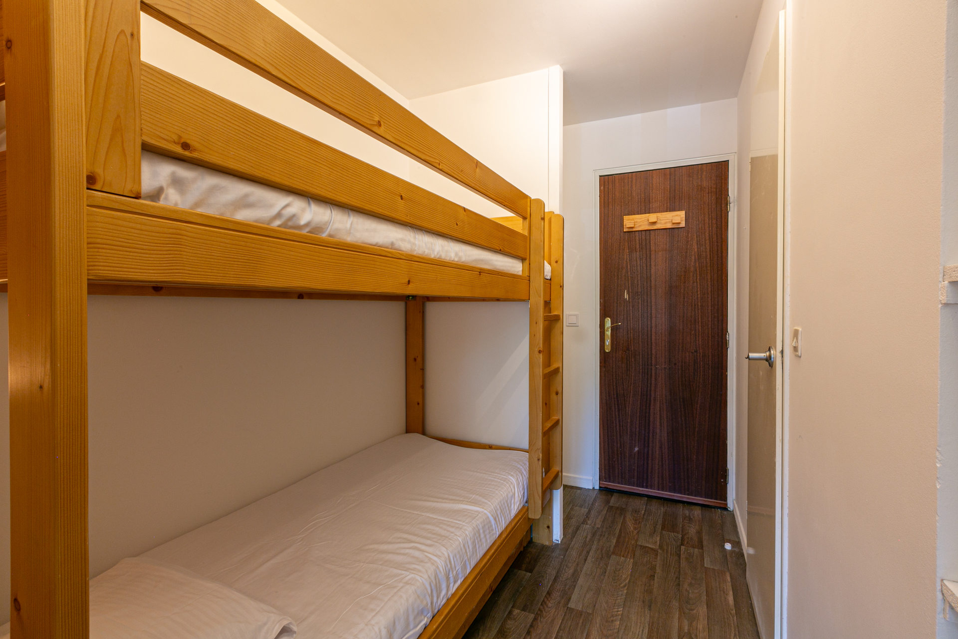 _lv_images__lot_0000950023_06_1458383