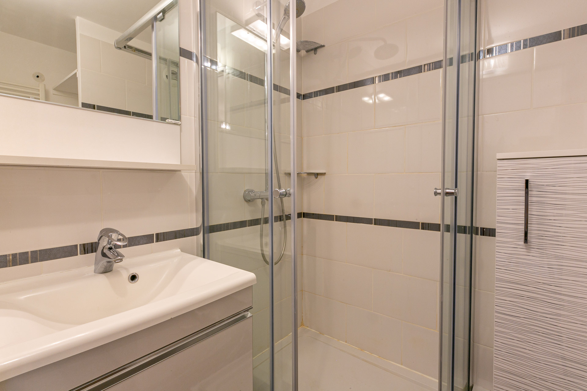 _lv_images__lot_0000950023_08_1458385