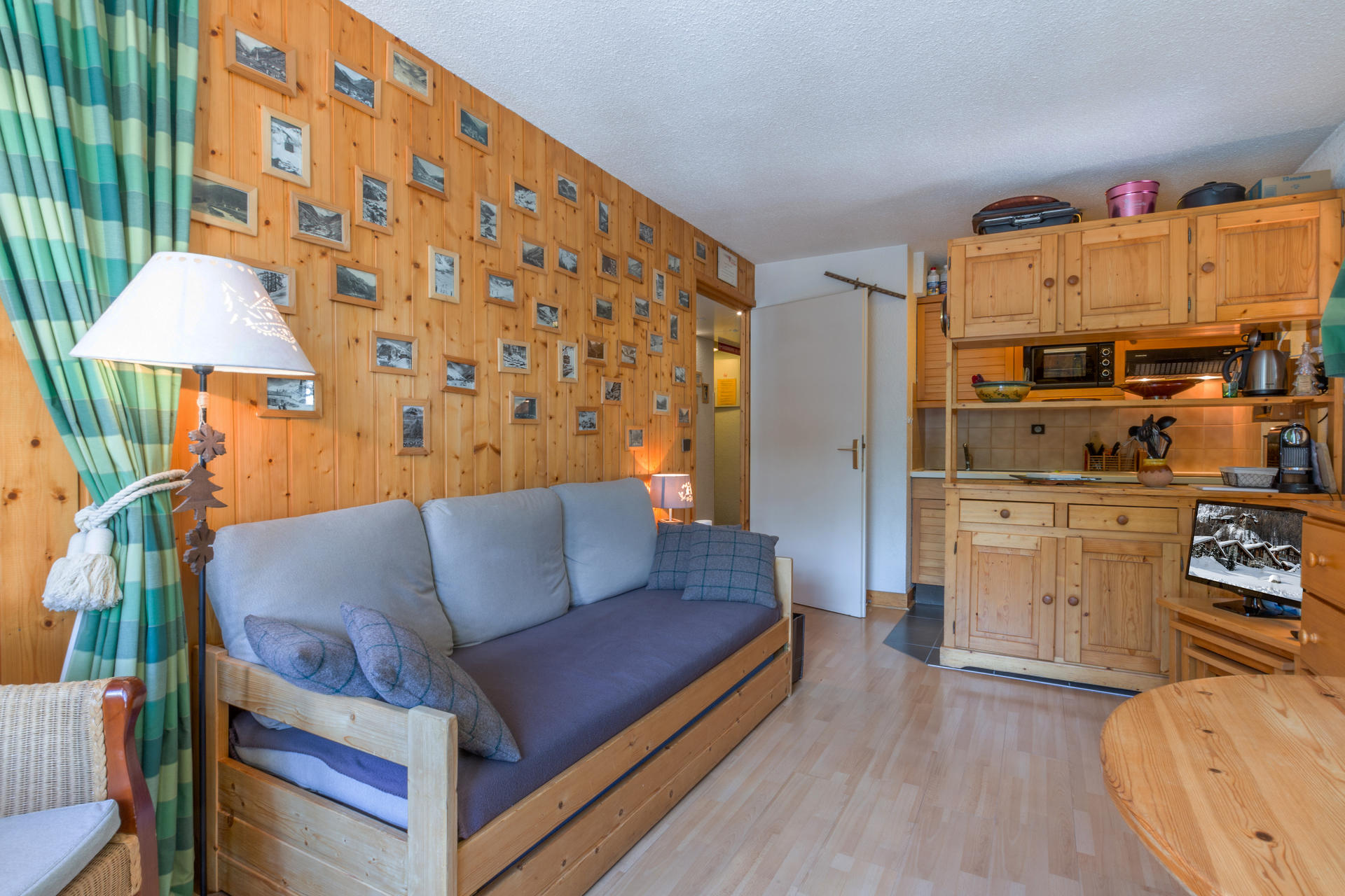 _lv_images__lot_0001050126_02_1456774