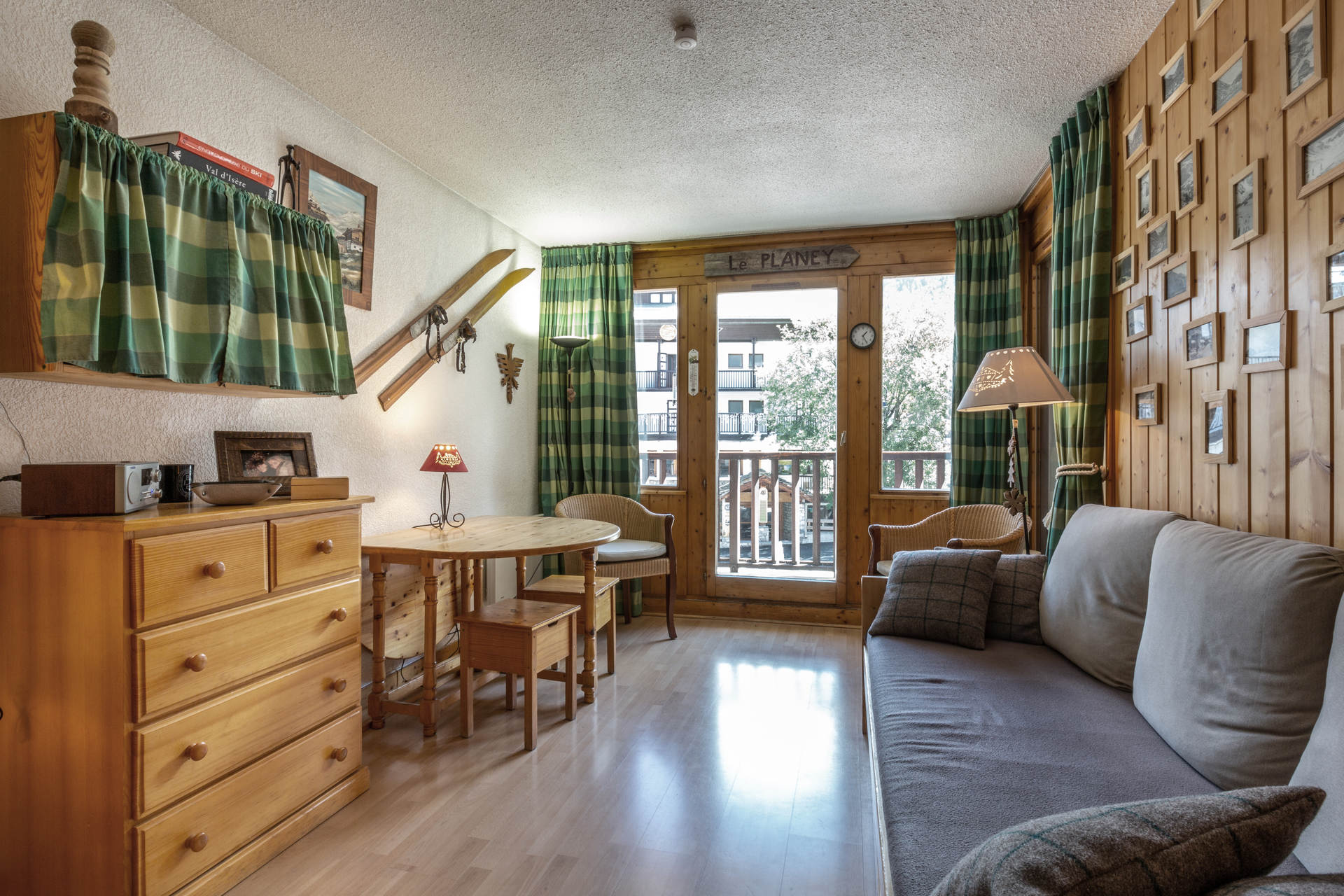 _lv_images__lot_0001050126_03_1456775