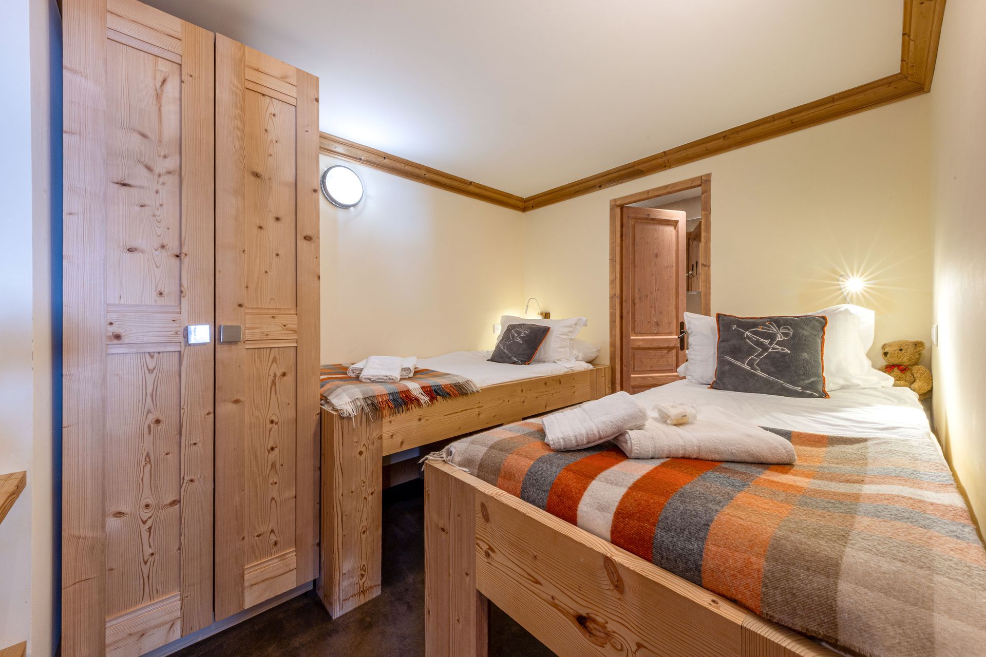 _lv_images__lot_0001830005_12_1454940