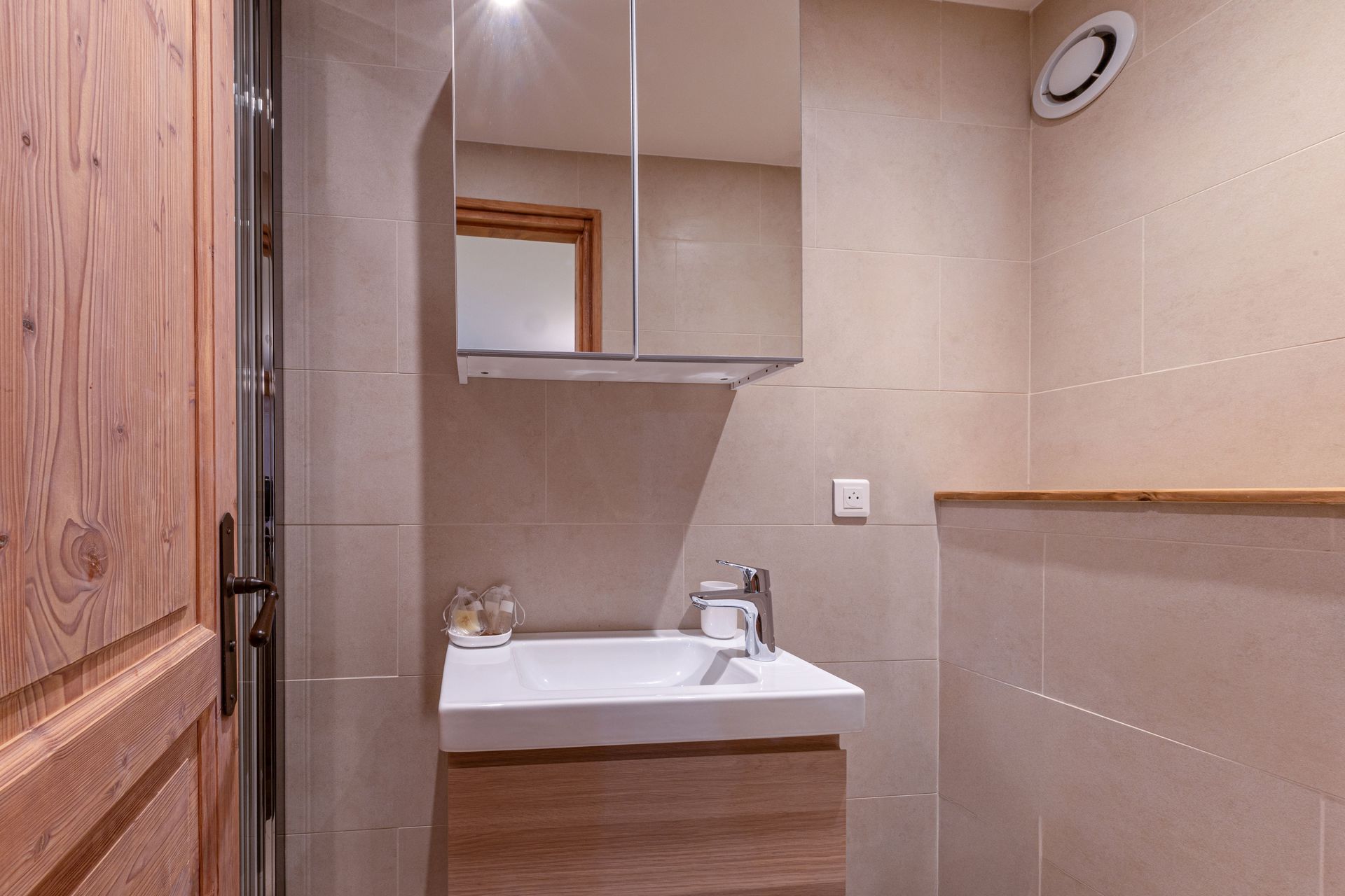 _lv_images__lot_0001830005_13_1454941