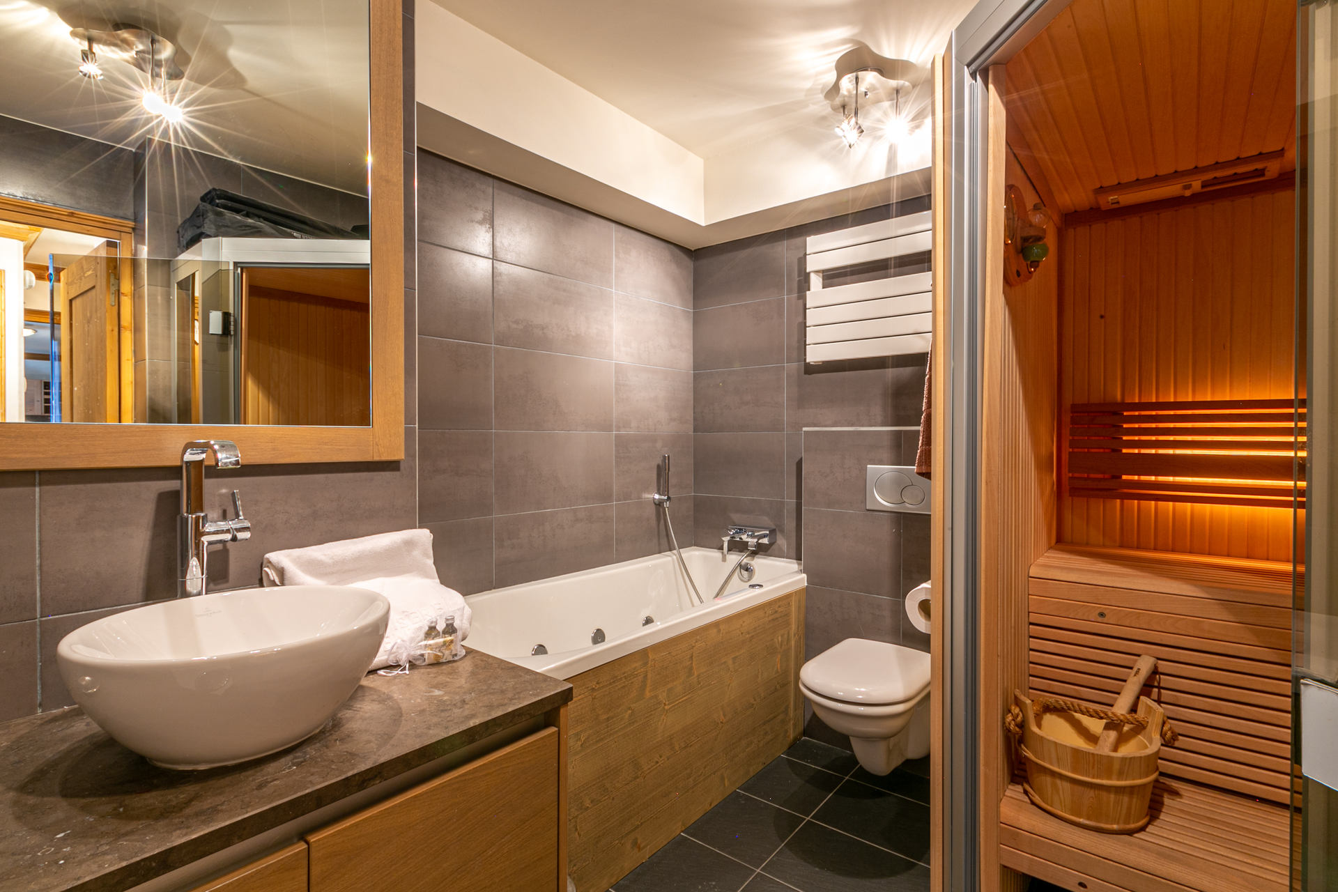 _lv_images__lot_0001920005_10_1455697