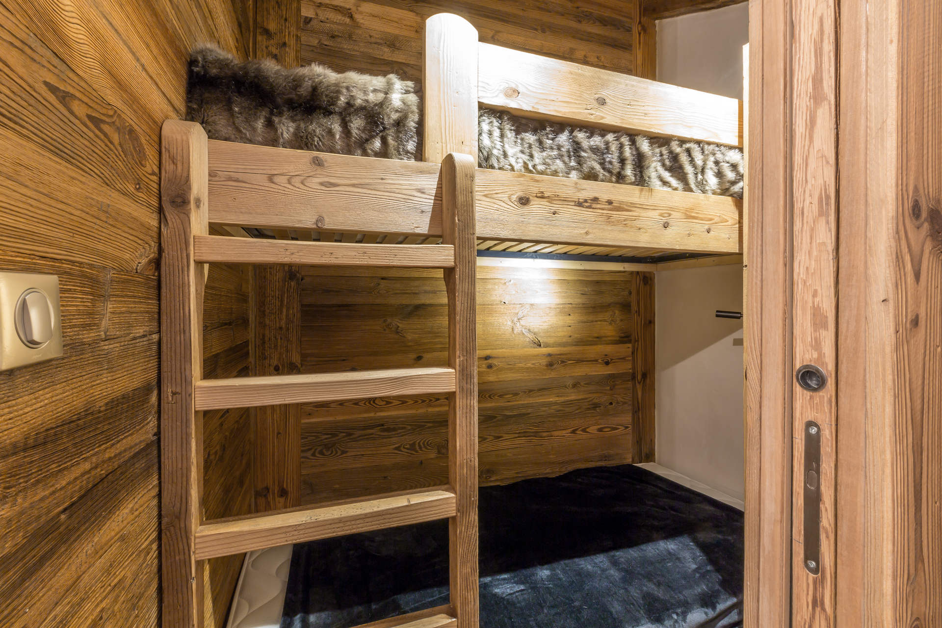 _lv_images__lot_0002340036_11_1455377