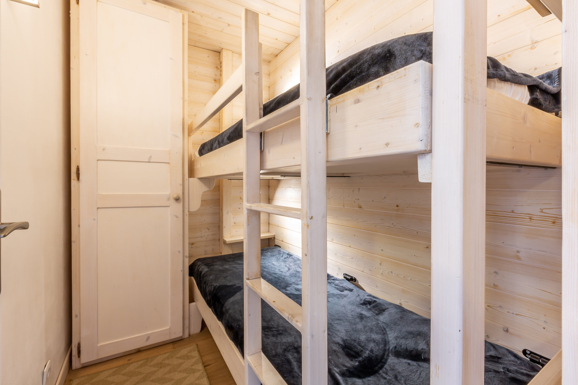 _lv_images__lot_0002340053_06_1458292