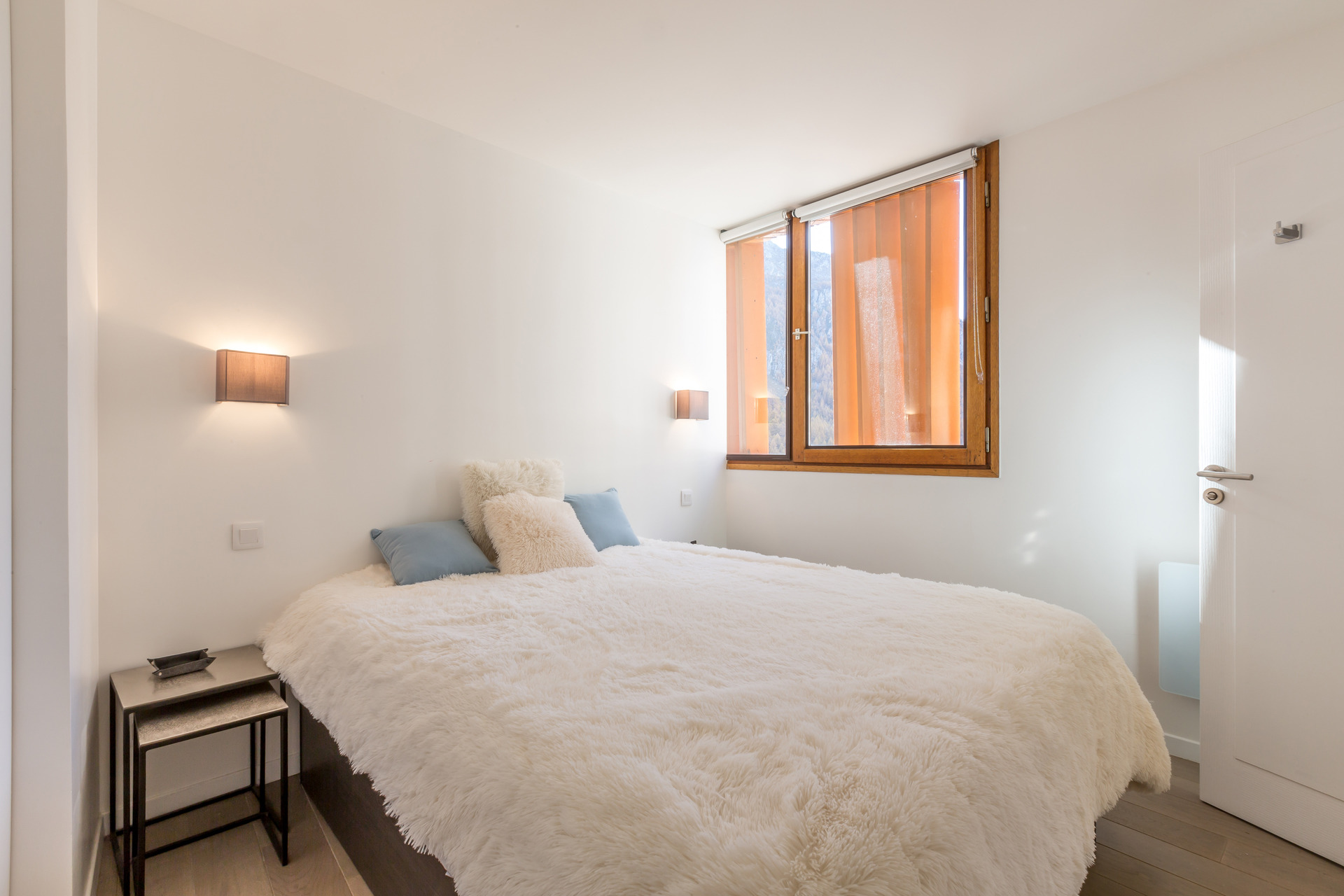 _lv_images__lot_0002340055_08_1458023