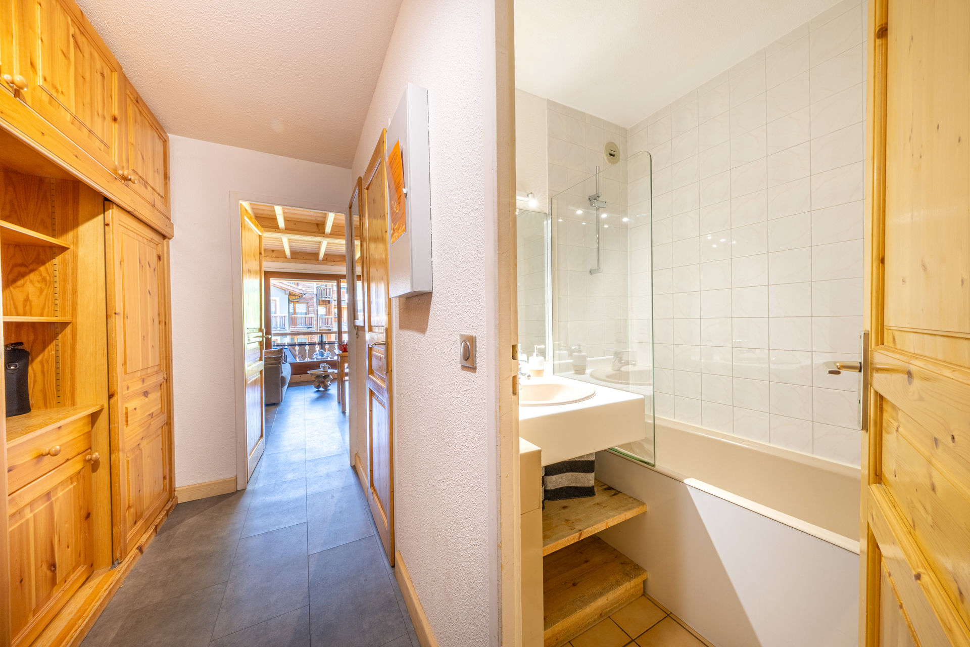 _lv_images__lot_0002340138_12_1457521