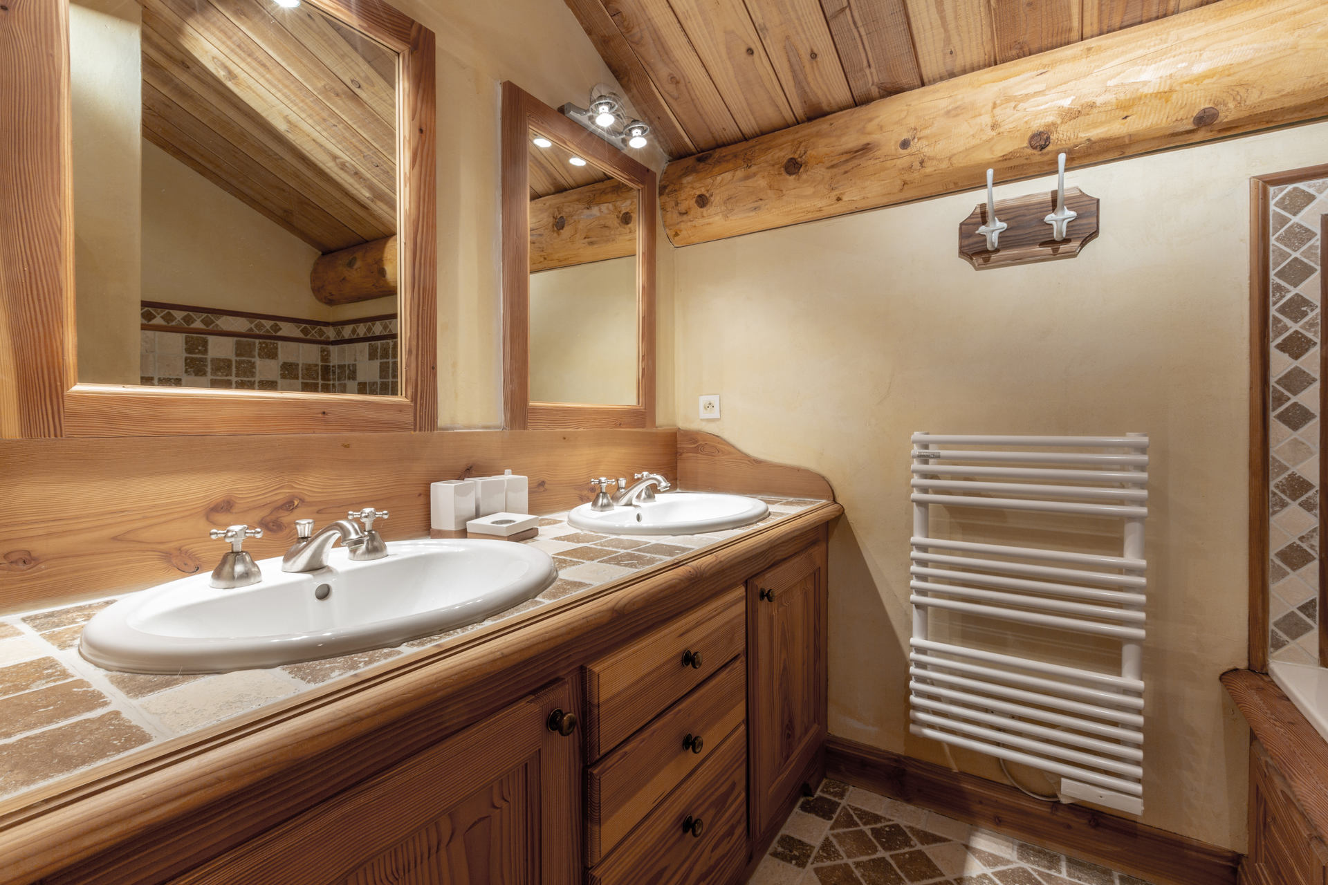 _lv_images__lot_0002340143_14_1454894